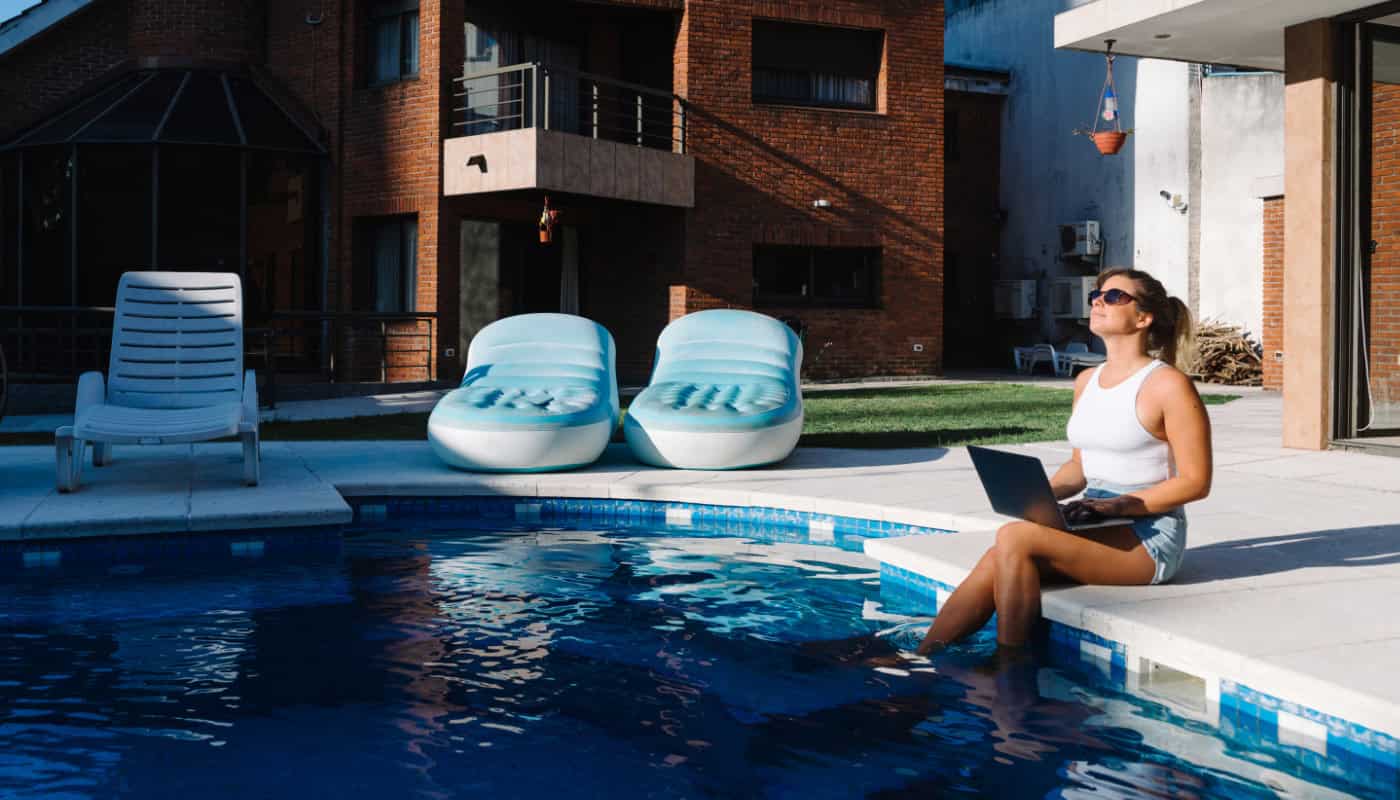 Midea inverter pool heat pump controlling pool temperature